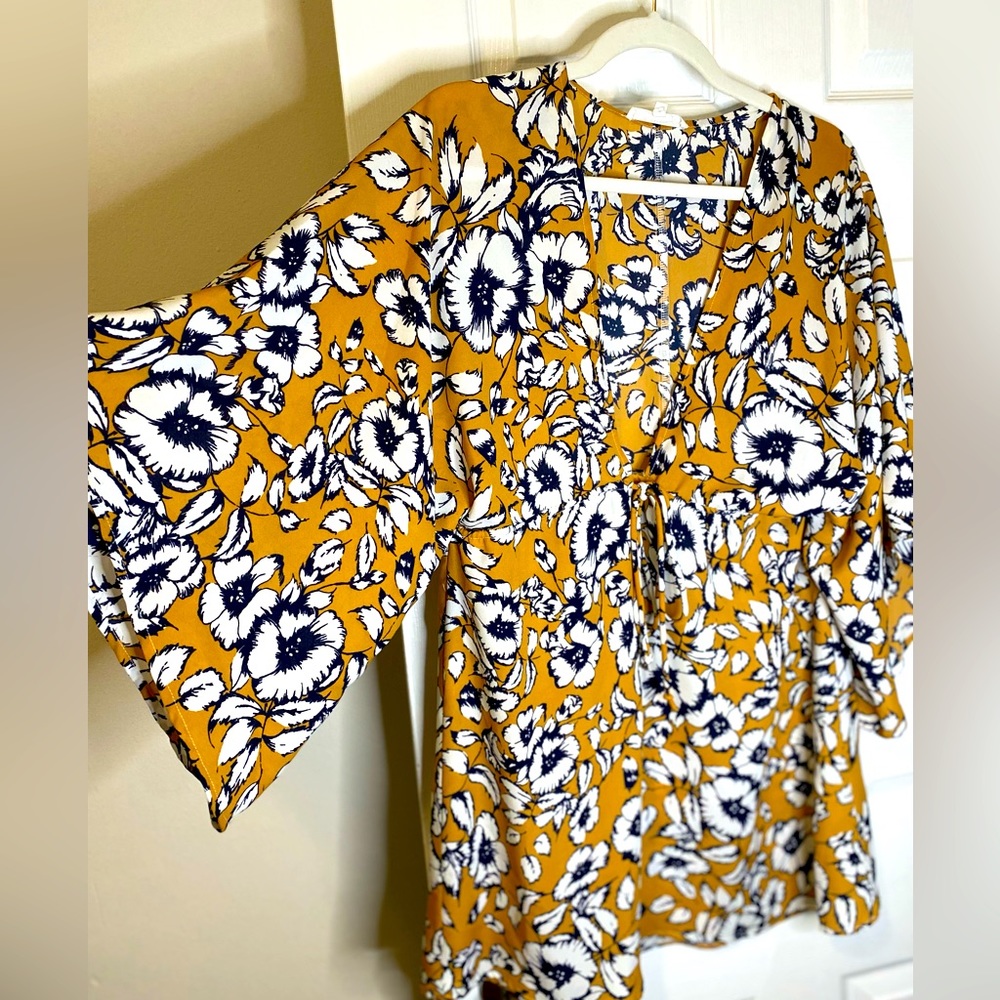 Bold Floral V-neck Blouse size M